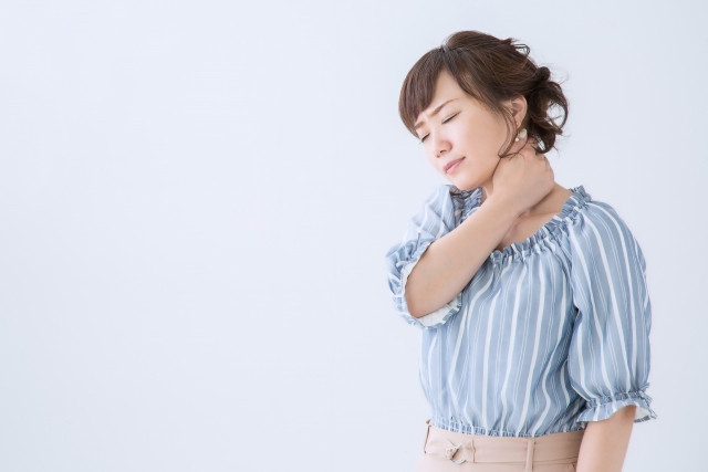 首が痛い女性